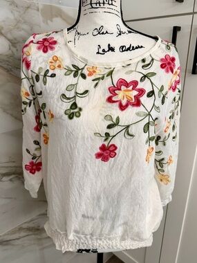 Kindred Embroidered Floral White Women's Lightweight Top